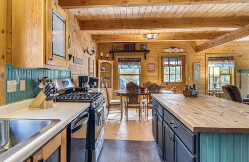 Black Hawk Cabin | BBQs, Hikes & Fireside Nights: Cabin in Black Hawk
