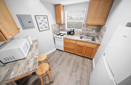 Deerfield Beach Hotel | Beachside Gardens Apartments by Lowkl