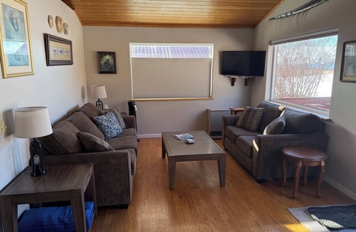 Kachemak House | Bear Canyon Cottages - Bird House