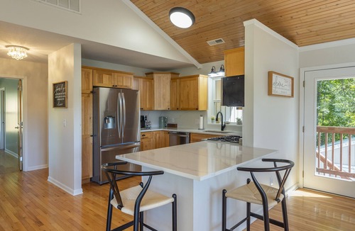 Burnsville Cabin | Beautiful Mtn Views, Fire Pit+Grill, Gas Logs, WiFi, Close to Burnsville & AVL!