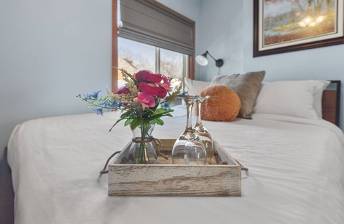 Bottineau Apartment | Beautiful retreat 3.0mi to downtown, MOA, MSP