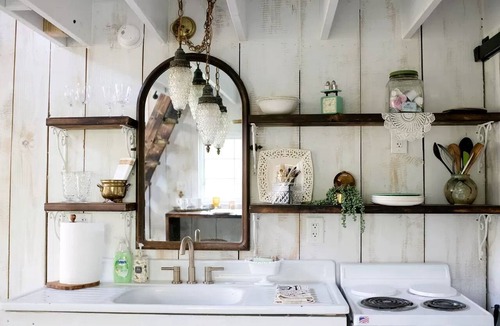 Flintstone Cabin | Beautiful Tree House for a Romantic Getaway on a Farm near Chattanooga Valley, Georgia