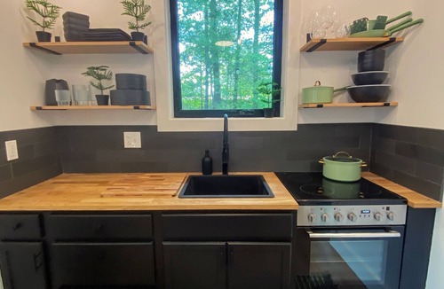 Black Mountain House | Black Mountain Pine House Modern, homey, and close to town!