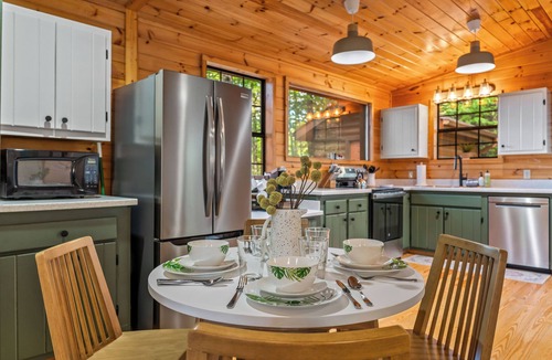 Williamstown Cabin | Blue Ridge Cabin with Hot Tub. Pet Friendly. Game Area.Amazing Views!