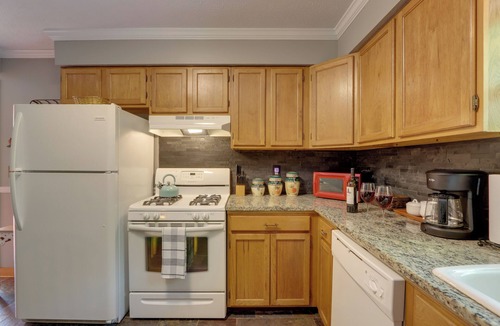 Blue Ridge Cottage | Blue Ridge Getaway w/Hot Tub & Seasonal View!