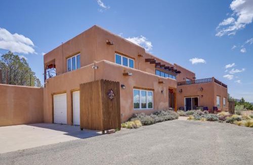 Vista Encantada House | ‘Casa al Reves’ Pueblo-Style House with Views!