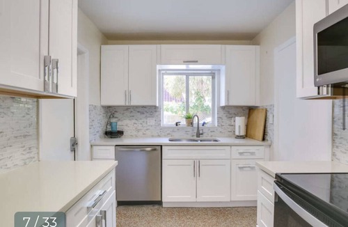 Deerfield Beach Cottage | Charming 1-Bedroom Cottage Steps from the Beach! Large deck & private backyard