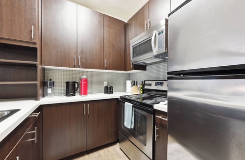 Marina del Rey Apartment | Charming 1-bedroom in amazing Marina del Rey with gym, pool! Free parking!