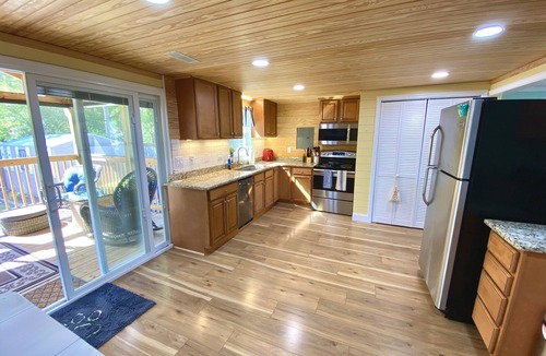 Tranquil Harbour House | Charming Beach Bungalow: 9 min walk to the Beach