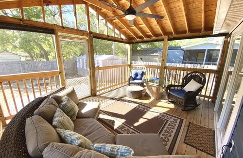 Tranquil Harbour House | Charming Beach Bungalow: 9 min walk to the Beach