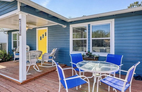 Tranquil Harbour House | Charming Beach Bungalow: 9 min walk to the Beach
