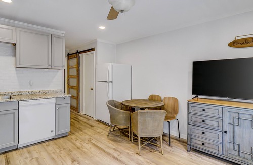 Hilton Head Island Condo | Charming second-floor condo with shared pool & picnic area - walk to the beach
