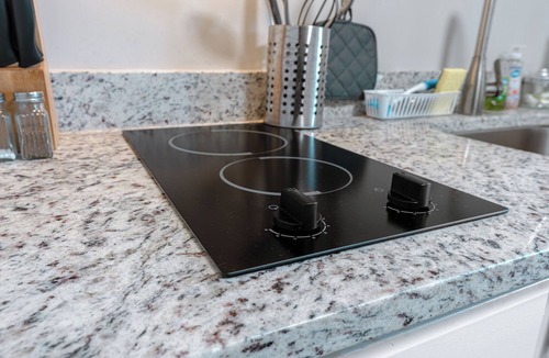 Washington Square Apartment | Charming studio in delightful Midtown Mobile with AC