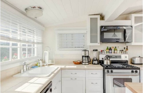 Venice Cottage | Charming Venice Beach Cottage on Venice Canals, with Boats