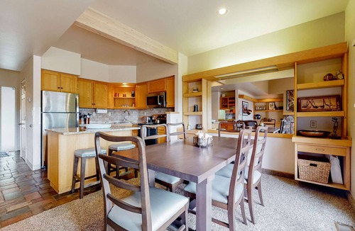Redmond Condo | Charming waterfront condo with pool, tennis, hot tub, balcony, & W&D