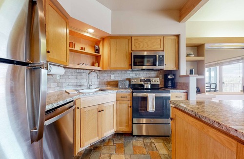 Redmond Condo | Charming waterfront condo with pool, tennis, hot tub, balcony, & W&D