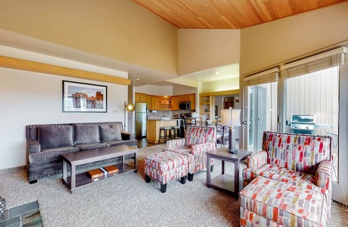 Redmond Condo | Charming waterfront condo with pool, tennis, hot tub, balcony, & W&D
