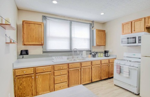 Windsor Park Apartment | Charming Windsor Park Stay 1BR 1BA w Workspace