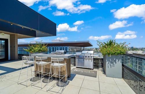 West Gateway Apartment | Chic Downtown Stay Walk to Beach