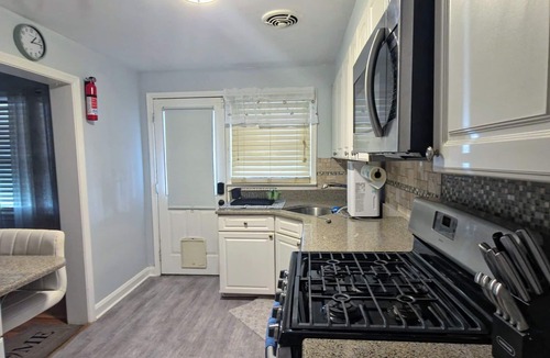 Towson House | Chic Towson Townhome: 3BR, Bonus Suite, Deck, Free Parking - 15 Min to Baltimore