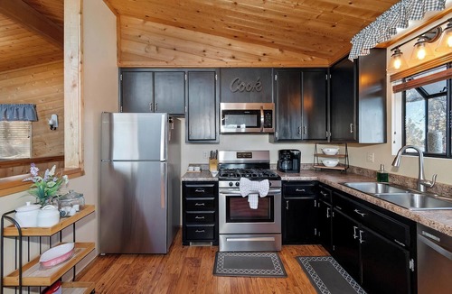 Upper Moonridge Cabin | Close to Bear Mountain Ski Resort, Golf Course and Zoo! PET FRIENDLY 🐾! Rock Fireplace! Mountain Views!