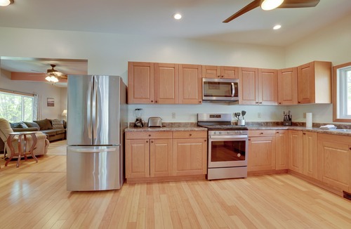 Fennville Cottage | Close to Saugatuck Dunes: Pet-friendly Home!