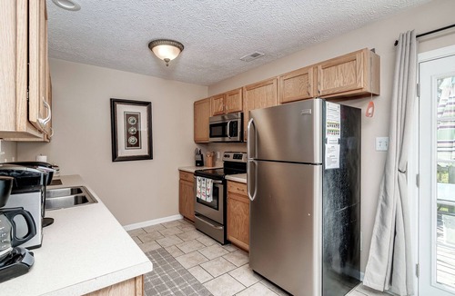 James City House | Comfortable 3 Bedroom Home with King Suite, Pool Table & Fenced Yard