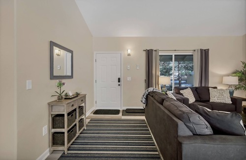 Deschutes River Woods House | Completely Updated! Private HOT TUB, A/C, Pine Trees, Close to Town