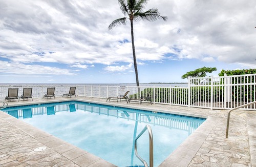 Kailua-Kona Condo | Condo at oceanfront resort with lanai, pool, grill & sundeck - walk to beach