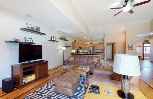Pagosa Springs House | Convenient condo with fireplace & WiFi - walk to rec center pool, tennis & town