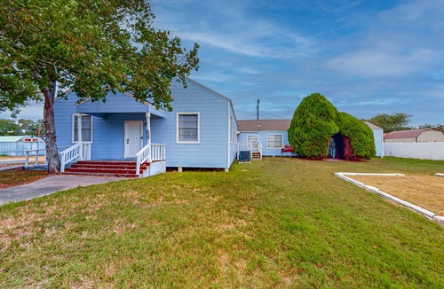 Ingleside House | Conveniently located rental with spacious rooms