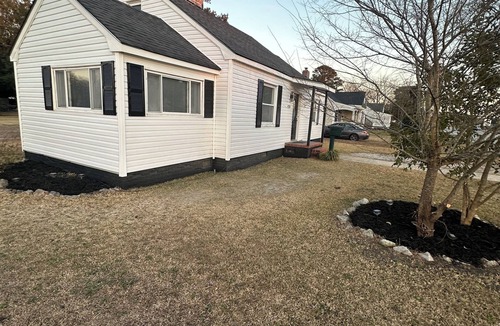 Jacksonville House | Cozy 2-bedroom house in charming Jacksonville with AC