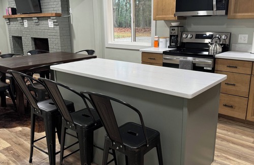 Baldwin Cabin | Cozy 3 Bedroom Cabin Chain of Lakes Area WIFI Free Cancellation