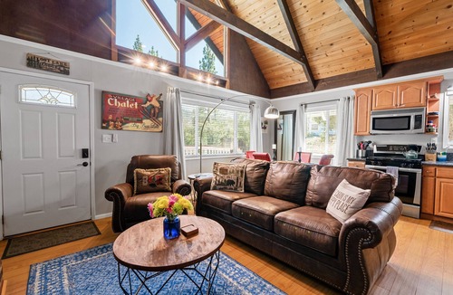 Big Bear Lake Cabin | Cozy Chalet w/Spa Dog Friendly Fenced FirePit Near Village Mountain View