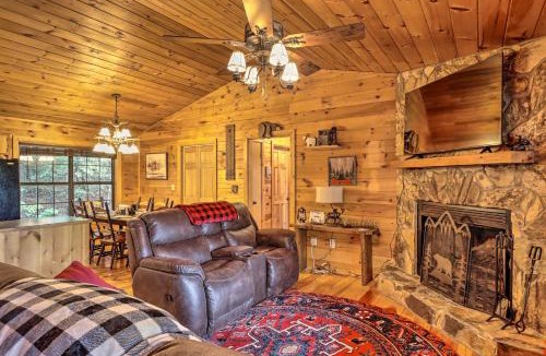 Hidden Lake House | Cozy Cherry Log Cabin ~ 10 Mi to Mercier Orchards