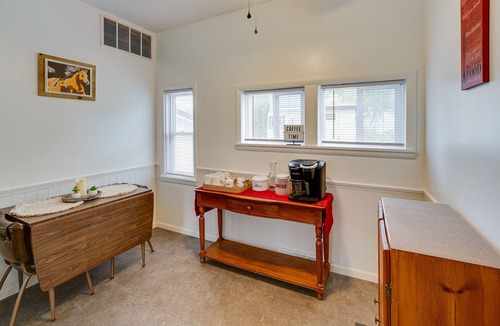 Hart House | Cozy Hart Getaway w/Fire Pit < 1 Mi to Lake!
