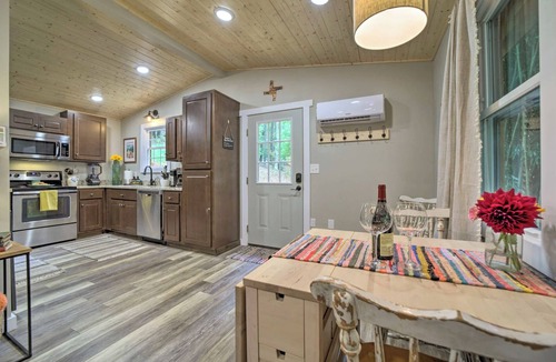 Sylva House | Cozy Mountainside Studio Nestled in the Trees