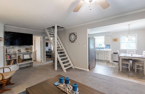 Northeast Virginia Beach House | Cozy Ocean Side Beach Cottage at Fantastic Location North End of Virginia Beach