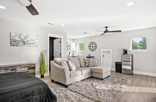 East Hill Apartment | Cozy Suite in East Hill