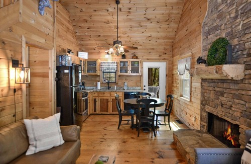 Foxfire Estates Cabin | Creekfront Cabin ★ Hot Tub ★ Firepit ★ 3BR/2BA ★ Sleeps 7 ★ Fiber WiFi