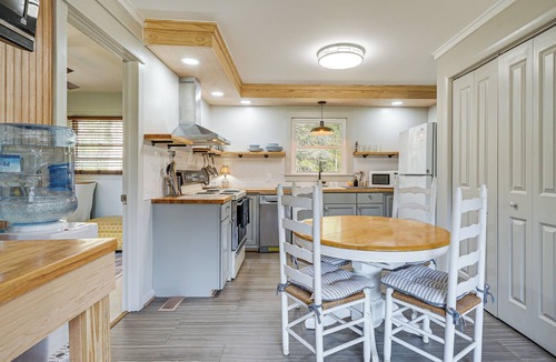 Myrtle Grove Cottage | Deck & Spacious Yard! Wilmington Gem on Half-Acre