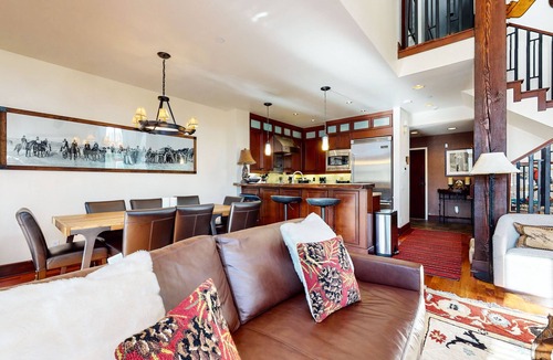 Mammoth Lakes House | Deluxe Mountain Escape, Stunning Views, Hot Tub & Grill, Near Trails