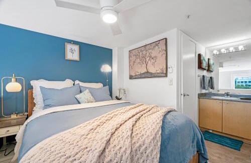 Belltown Apartment | Designer Penthouse Space Needle View & Walk to Everything