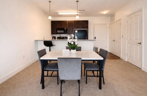 Glen Iris Apartment | Designer UAB Condo | King Bed | Balcony View 2