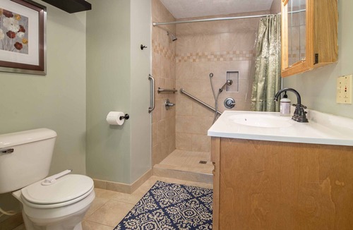 Burnsville Cottage | Downtown Burnsville, NC, Walk to everything from the property, Food, Bars, Music