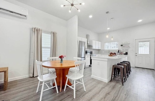 Denver Heights House | Downtown+Riverwalk 2 miles BMT Grad 1 mile to Alamodome