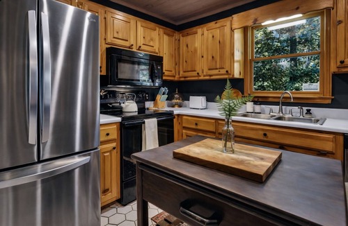 Walnut Mountain Cabin | Easy Access Mtn View Hot Tub Pool Game Room Porch Wildlife Minutes to Town