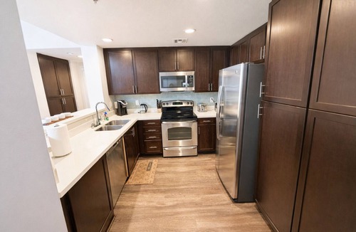 Westwood Apartment | Elegant 2BR/2BA Full-Service Apt 30+ Night Rental Wilshire Corridor