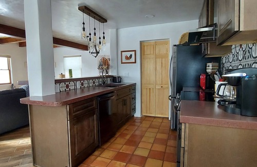 Taos House | Entire home with privacy and views 10 mins to town 25mins to ski area