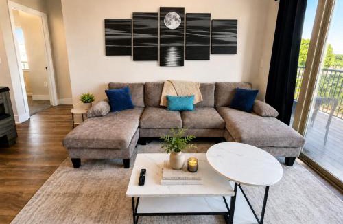 Glen Iris Apartment | Executive 3BR Downtown Birmingham with Game Table